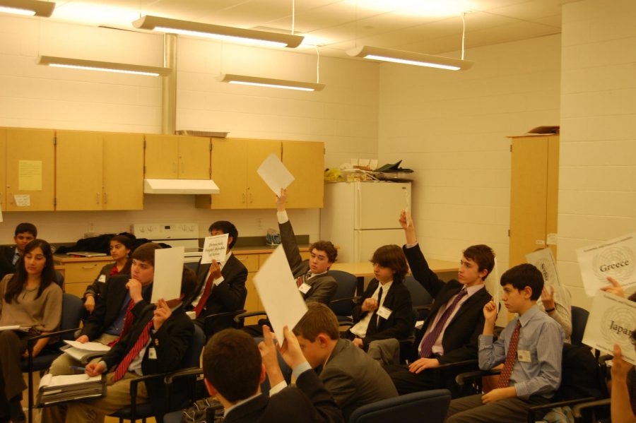 Model United Nations delegates participate in a discussion in the International Cafe at SUBMUN II Sunday.