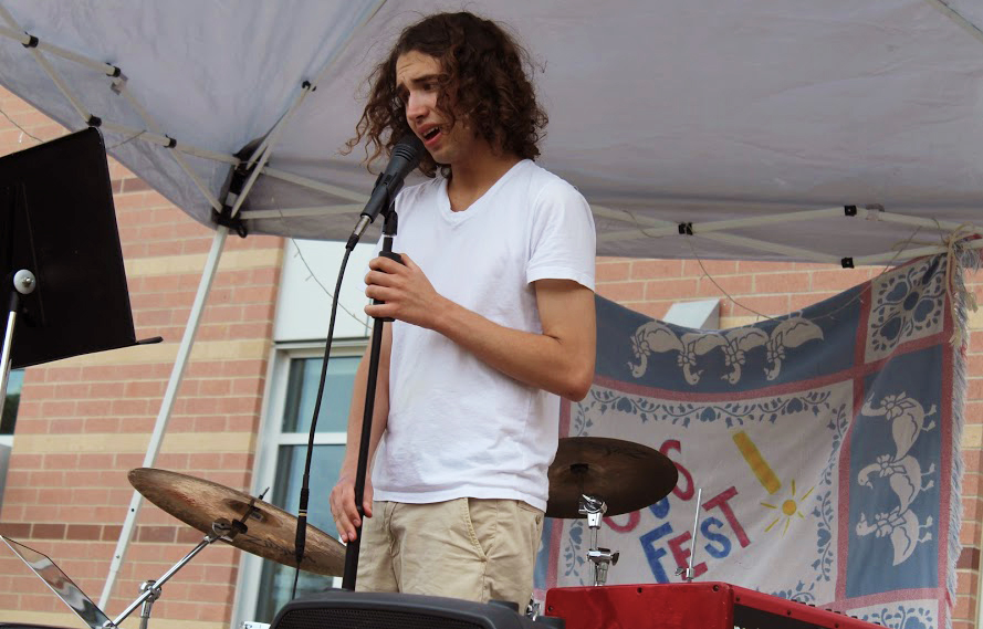 Ian Reid performs at Sustainability Festival. (Photo by Joelle Sugianto)
