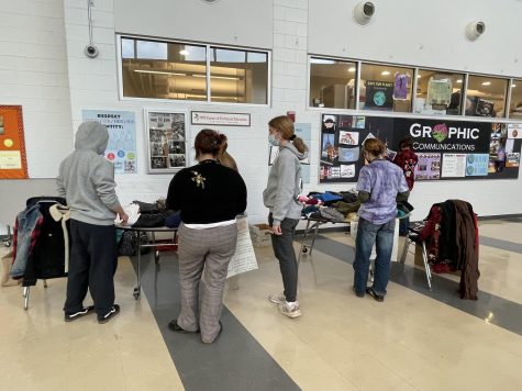 Climate Collectives Pop Up Clothing Swap attracts students interest Jan. 18, 2021. (Photo by Angela Nie)
